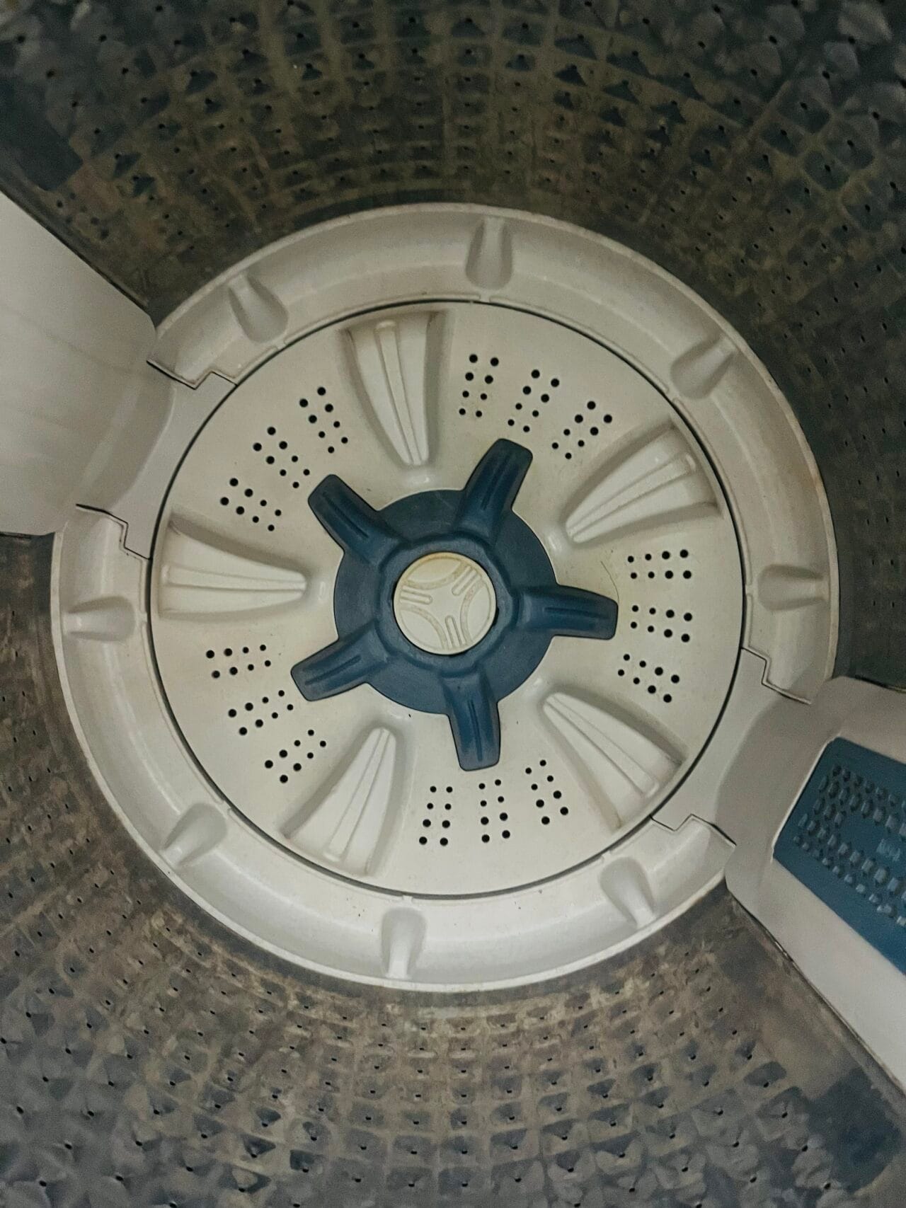 Samsung diamond drum ag + silver nano technology 6.8 kg double colour fully automatic gently used top load washing machine - Image 3