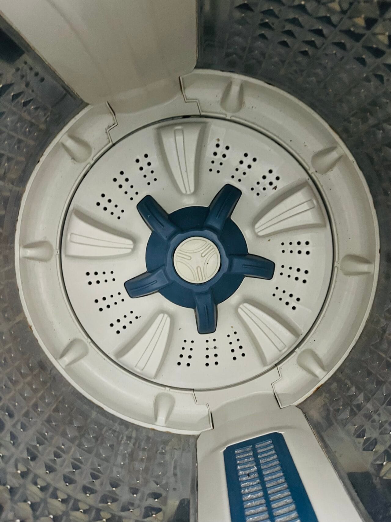 Samsung diamond drum ag+ silver nano technology white and blue in colour 6.2 kg gently used fully automatic top load washing machine - Image 3