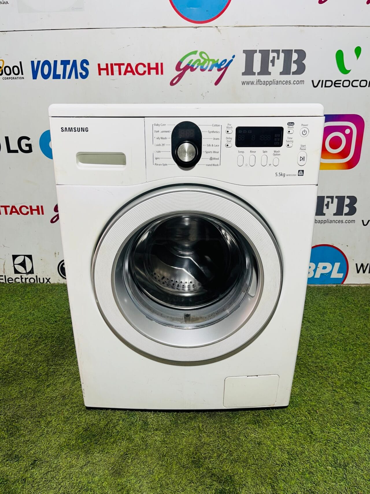 Samsung 5.5 kg digital time display with inbuilt ceramic heater full white in colour gently used fully automatic front load washing machine