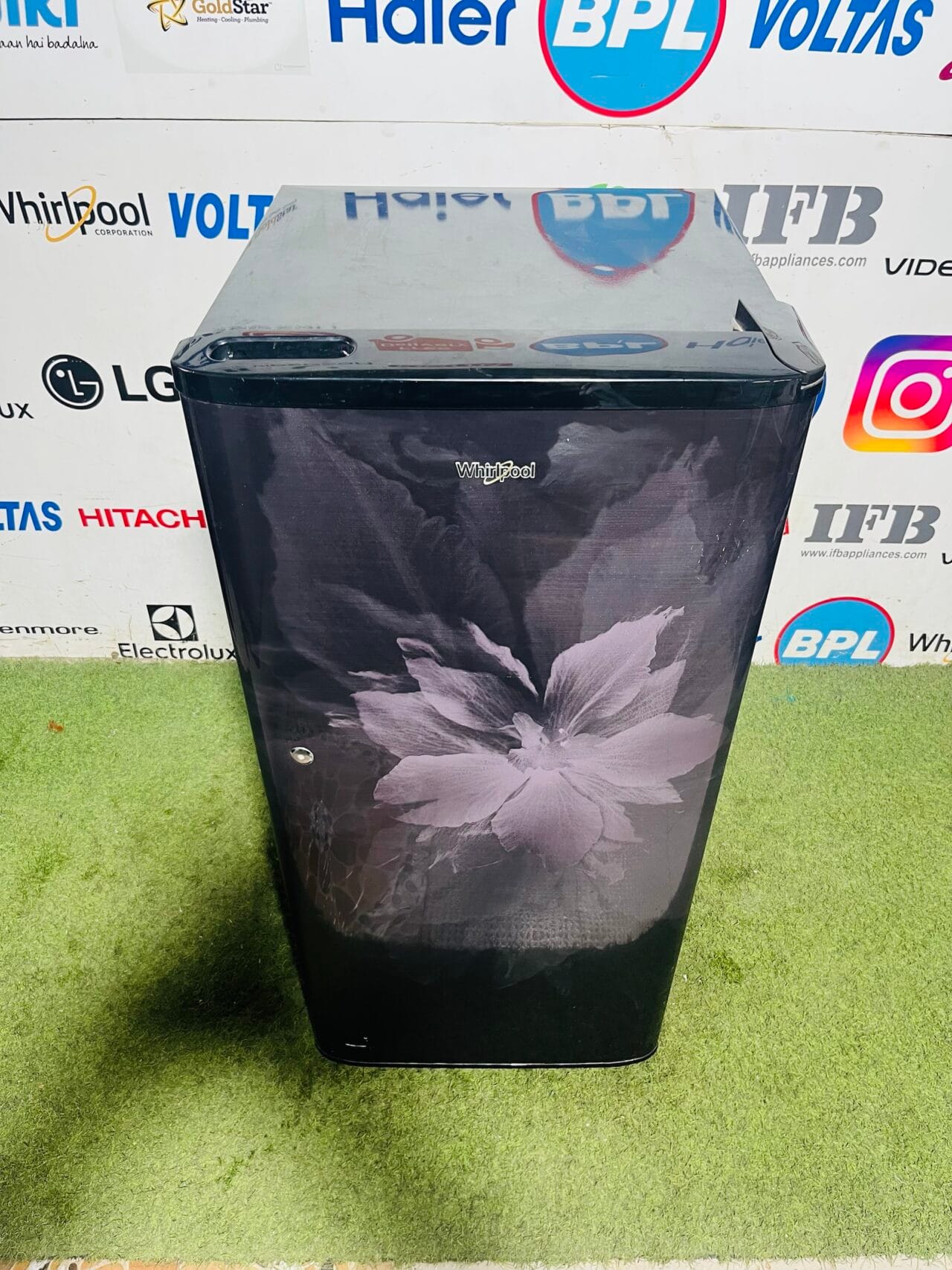 Whirlpool fusion 5 star energy rating inbuilt stabiliser black flower model 190 ltr  gently used single door refrigerator - Image 2