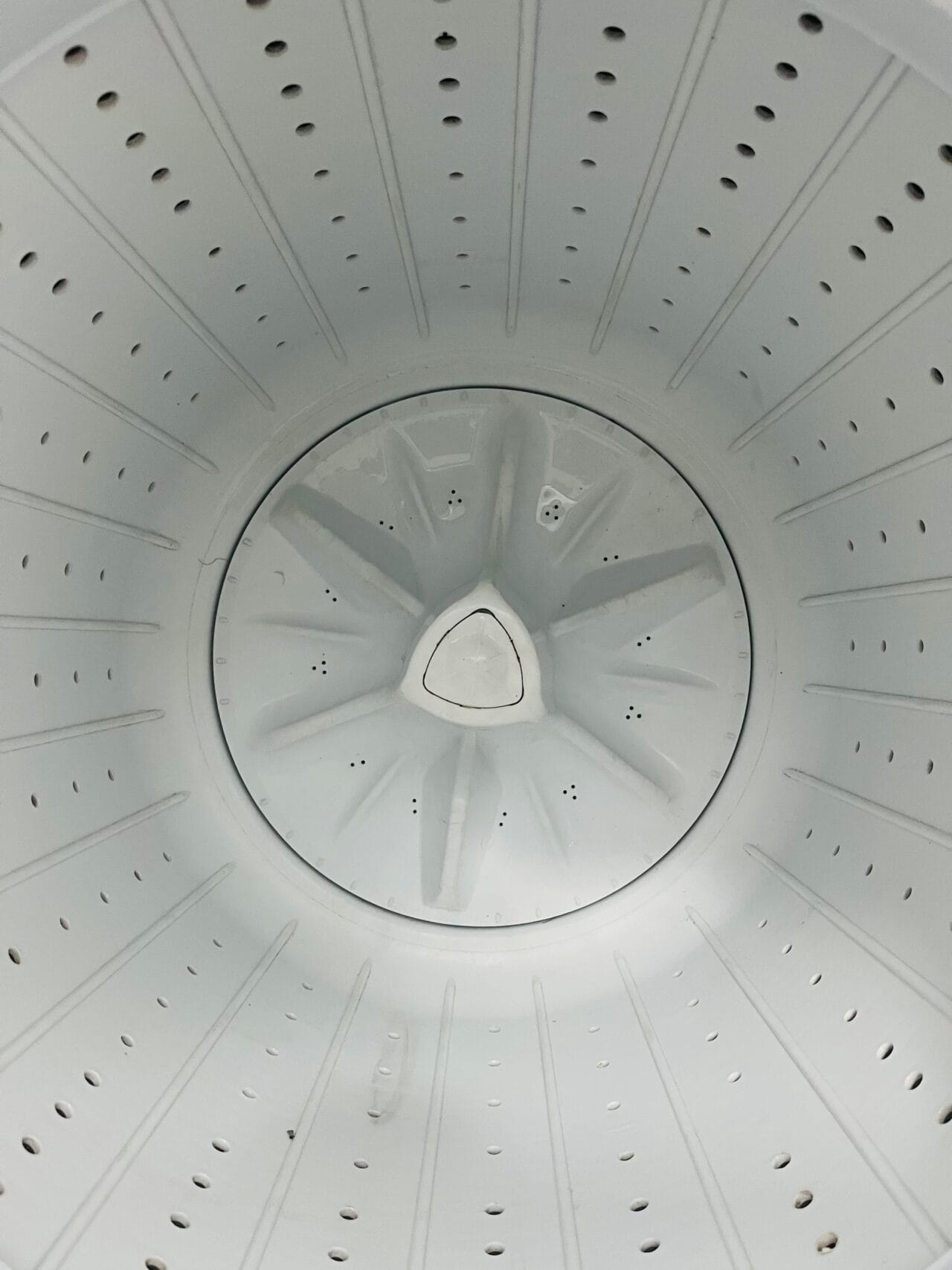 Whirlpool 123 white magic with auto restart 6.5 kg fully automatic top load washing machine - Image 3