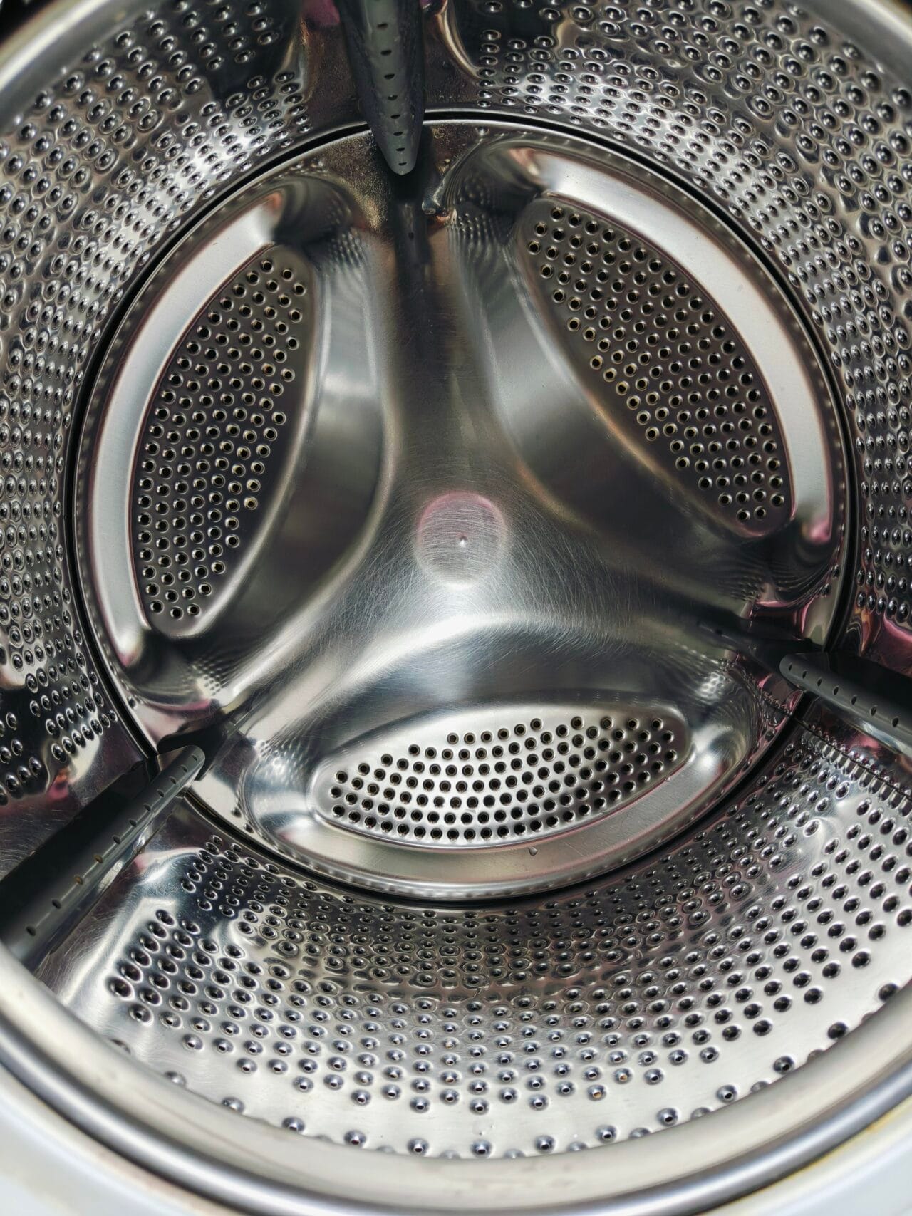 LG 8/4 kg washer and dryer with direct drive motor,less noise,less vibration, and more durability silver in colour gently used fully automatic front load washing machine - Image 3
