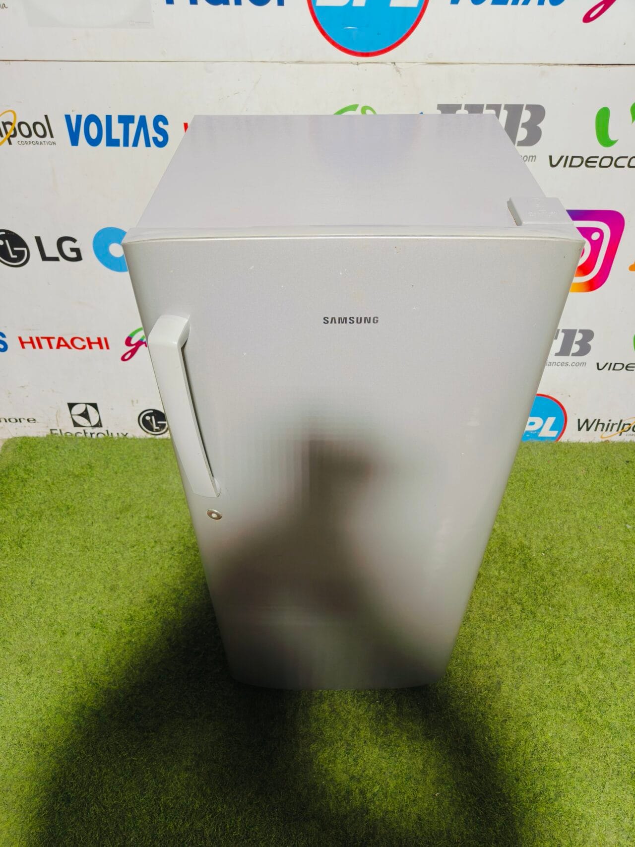 Samsung 5 star energy rating inbuilt stabiliser silver in colour 190 ltr gently used single door refrigerator - Image 2