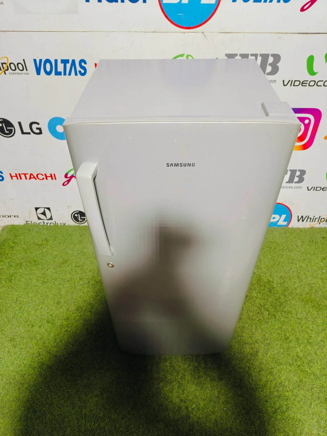 Samsung 5 star energy rating inbuilt stabiliser silver in colour 190 ltr gently used single door refrigerator - Image 2