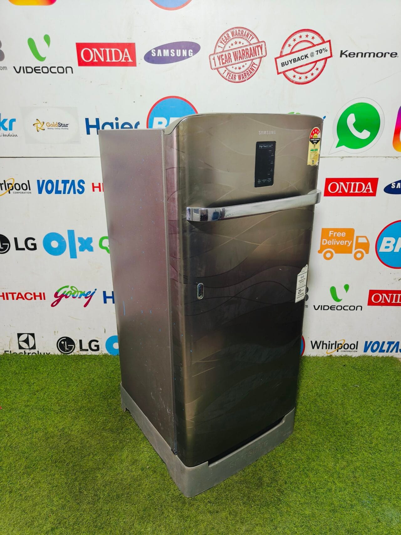 Samsung digital inverter with digital display 4 star energy rating inbuilt stabiliser steel finish 200 lte with base stand and onion tray gently used single door refrigerator - Image 4