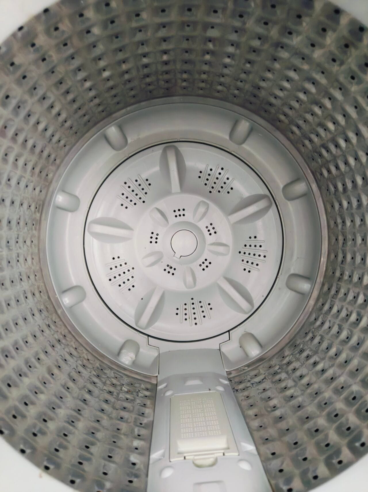 Mitashi 5.8 kg silver in colour gently used fully automatic top load washing machine - Image 3