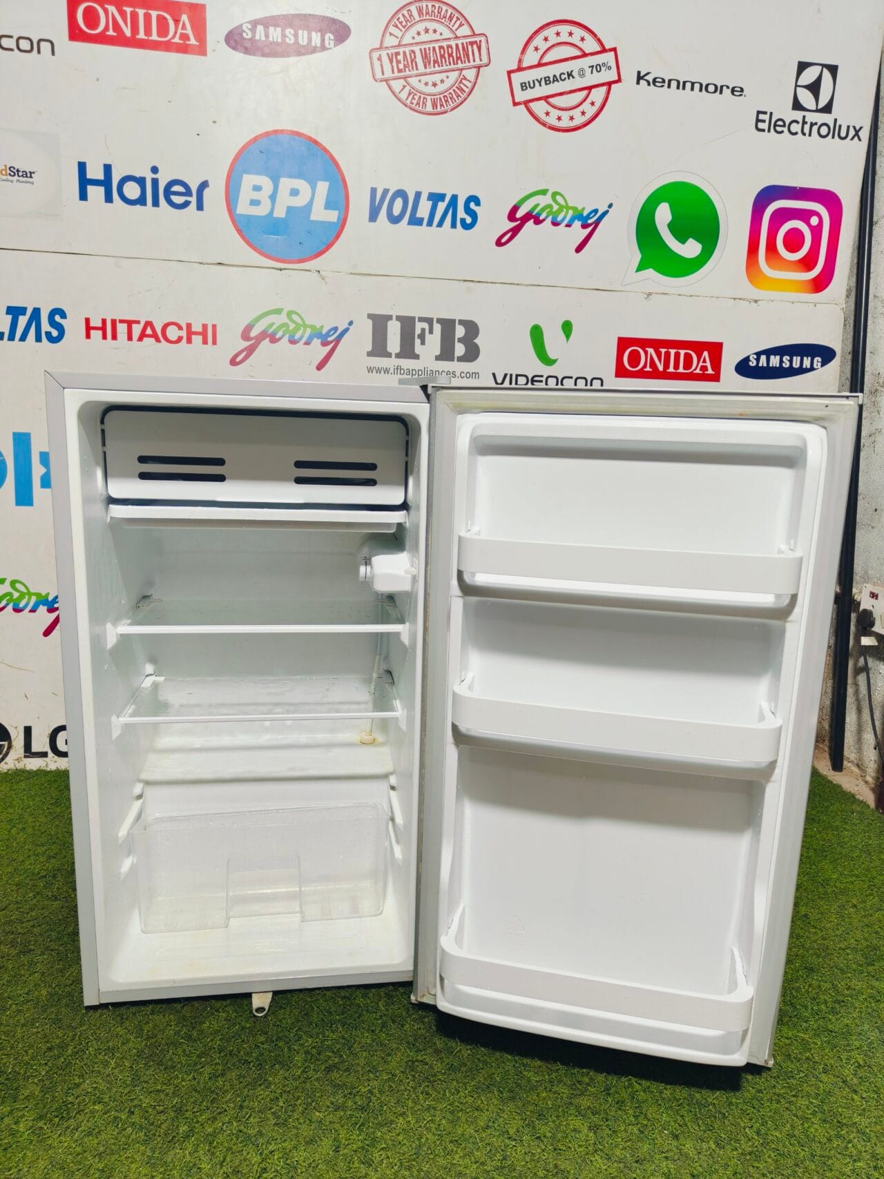 Kelvinator steel finish 100 lte like new condition single door mini refrigerator - Image 3