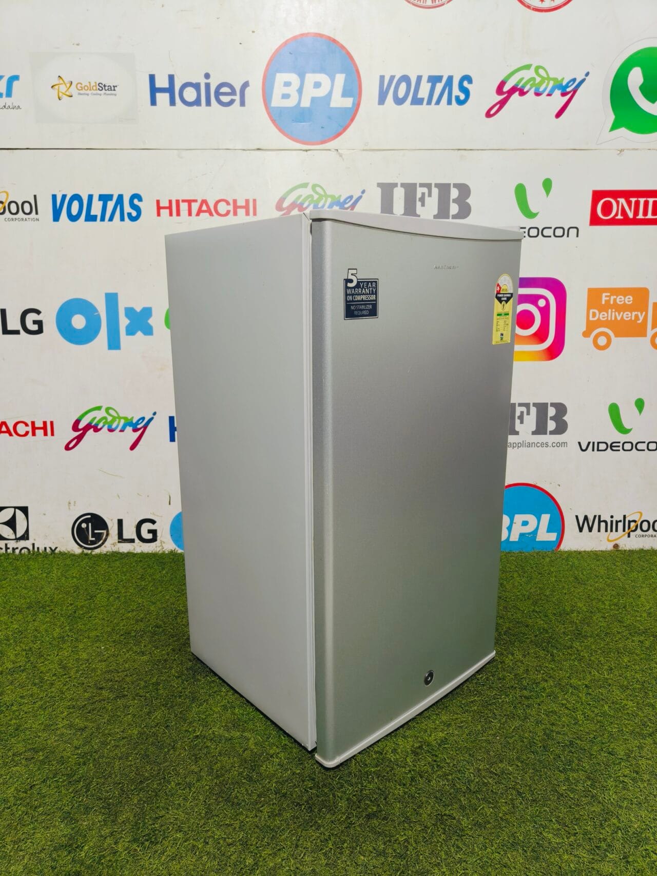 Kelvinator steel finish 100 lte like new condition single door mini refrigerator - Image 4
