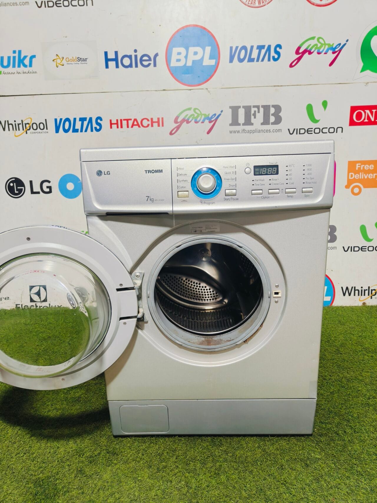 LG tromm silver in colour 7 kg fully automatic front load gently used washing machine - Image 3