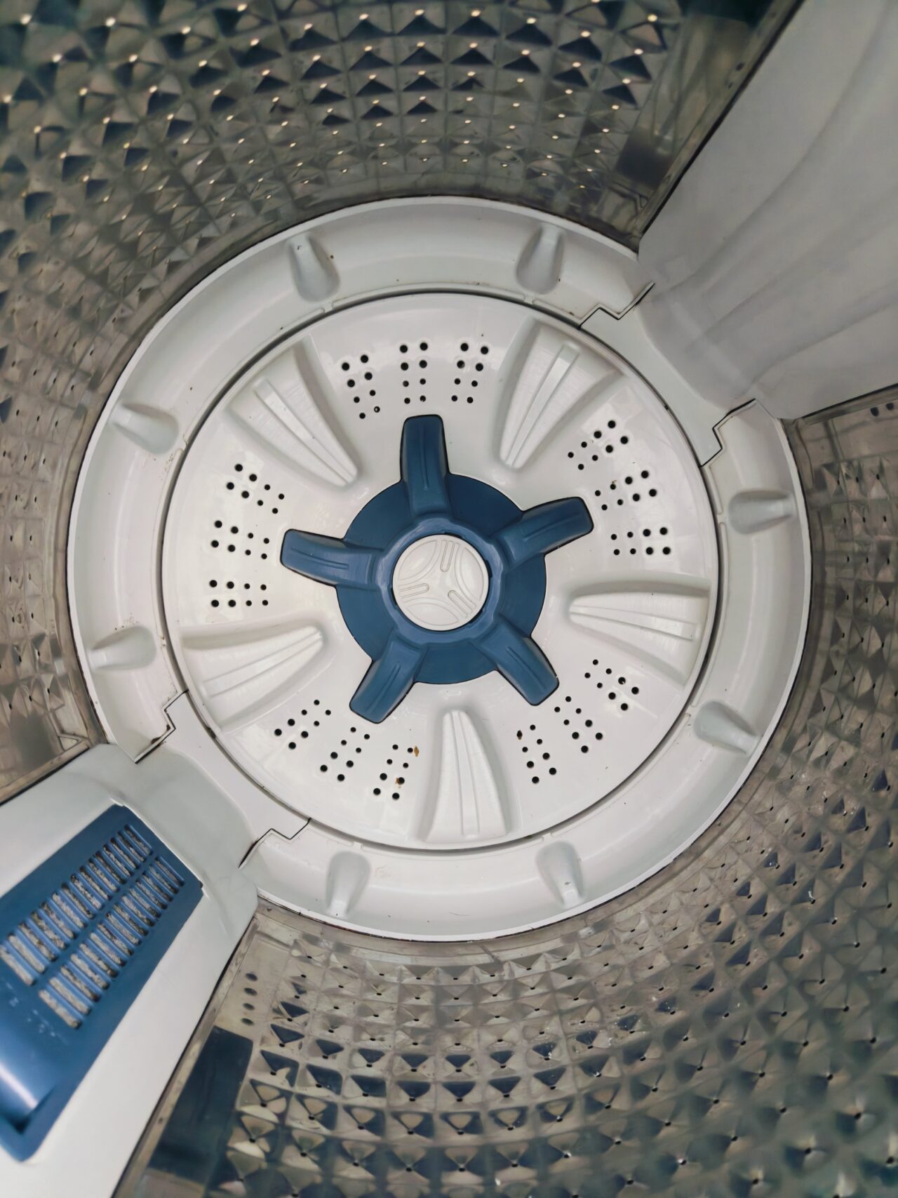 Samsung daimond drum ag+ silver nano white & blue in colour 6.2 kg fully automatic gently used top load washing machines - Image 3