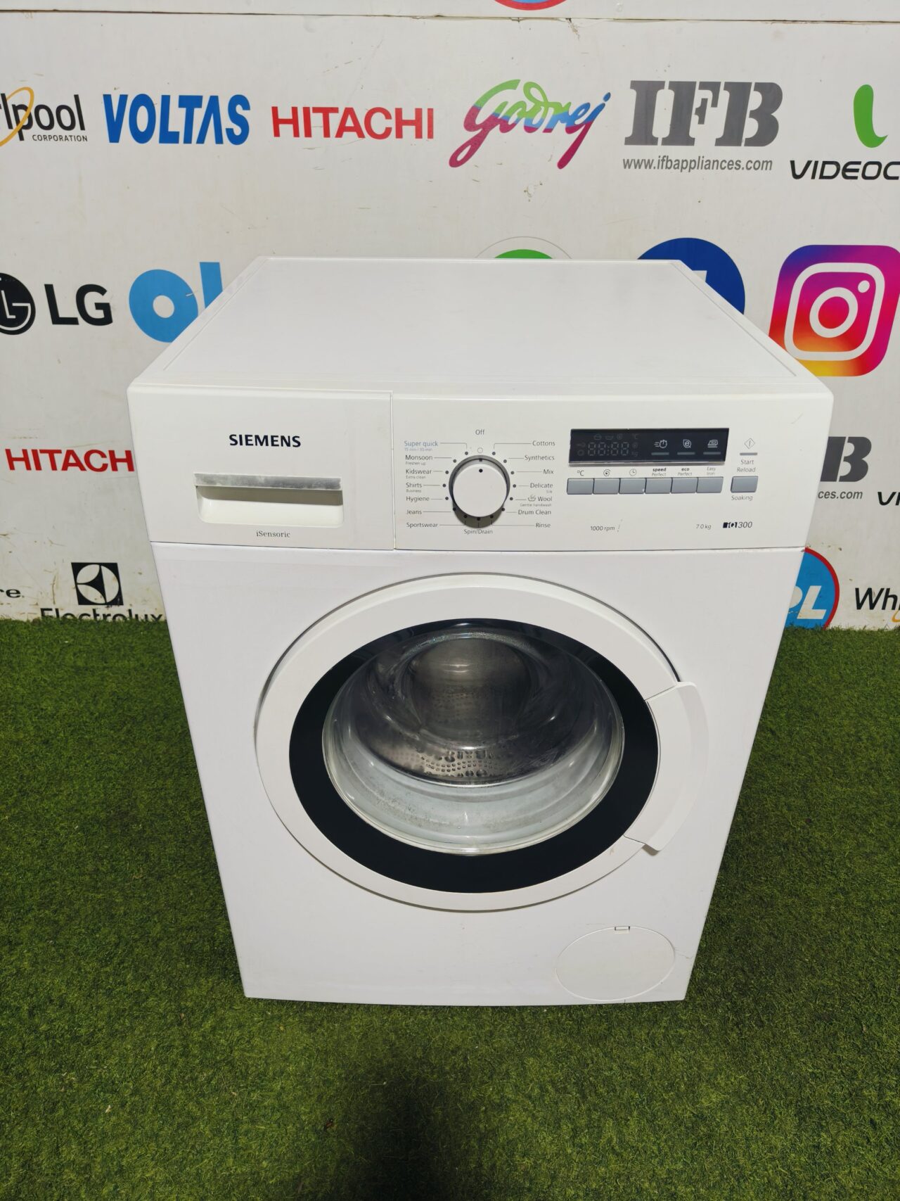 Siemens isensoric iq 300 digital display white in colour gently used 7 kg fully automatic front load washing machine - Image 2