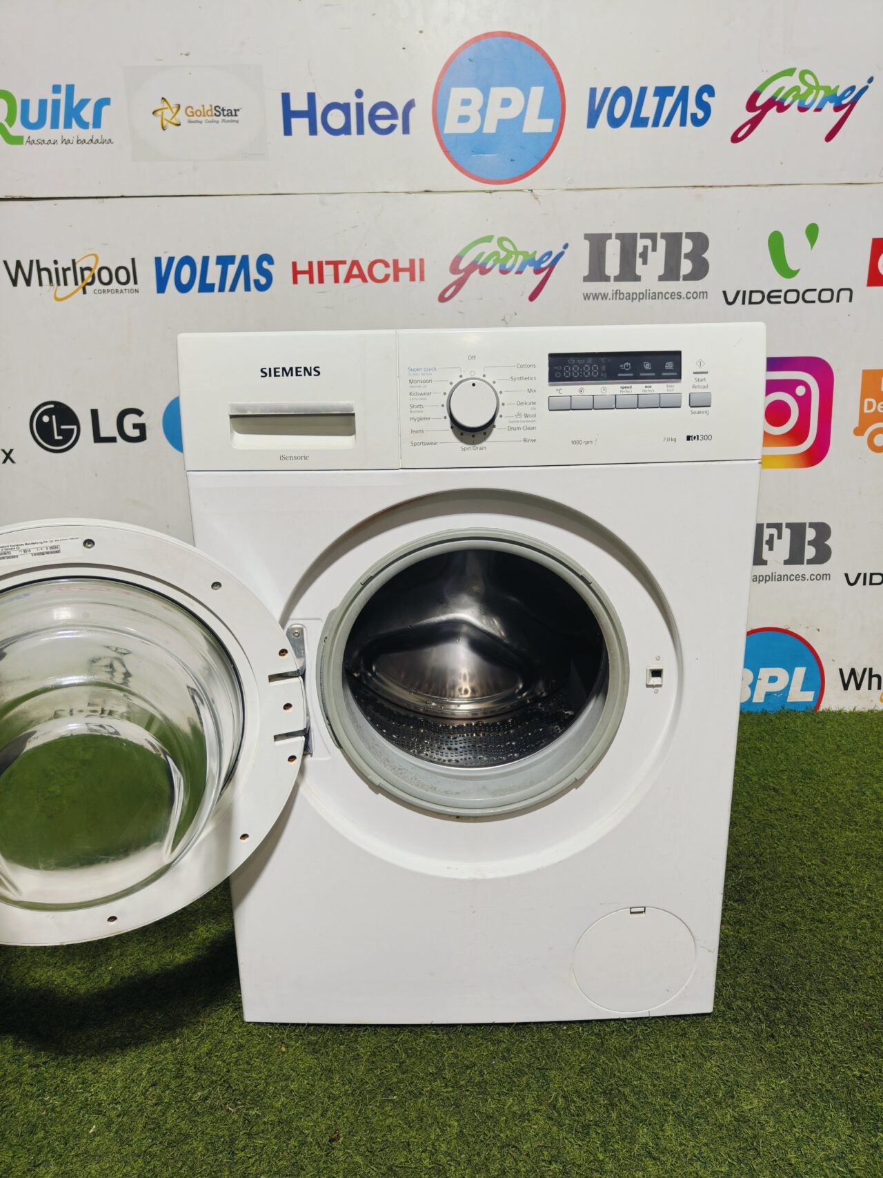 Siemens isensoric iq 300 digital display white in colour gently used 7 kg fully automatic front load washing machine - Image 3