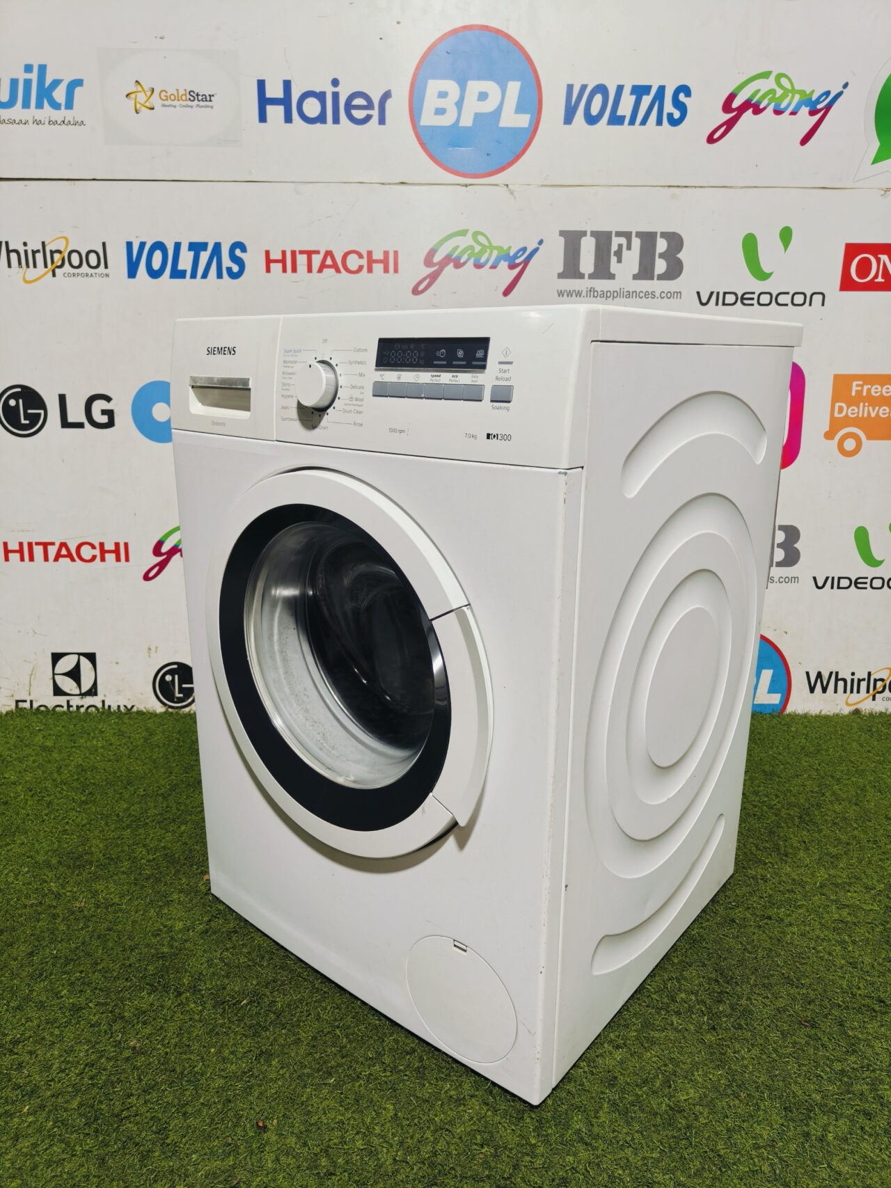 Siemens isensoric iq 300 digital display white in colour gently used 7 kg fully automatic front load washing machine - Image 5