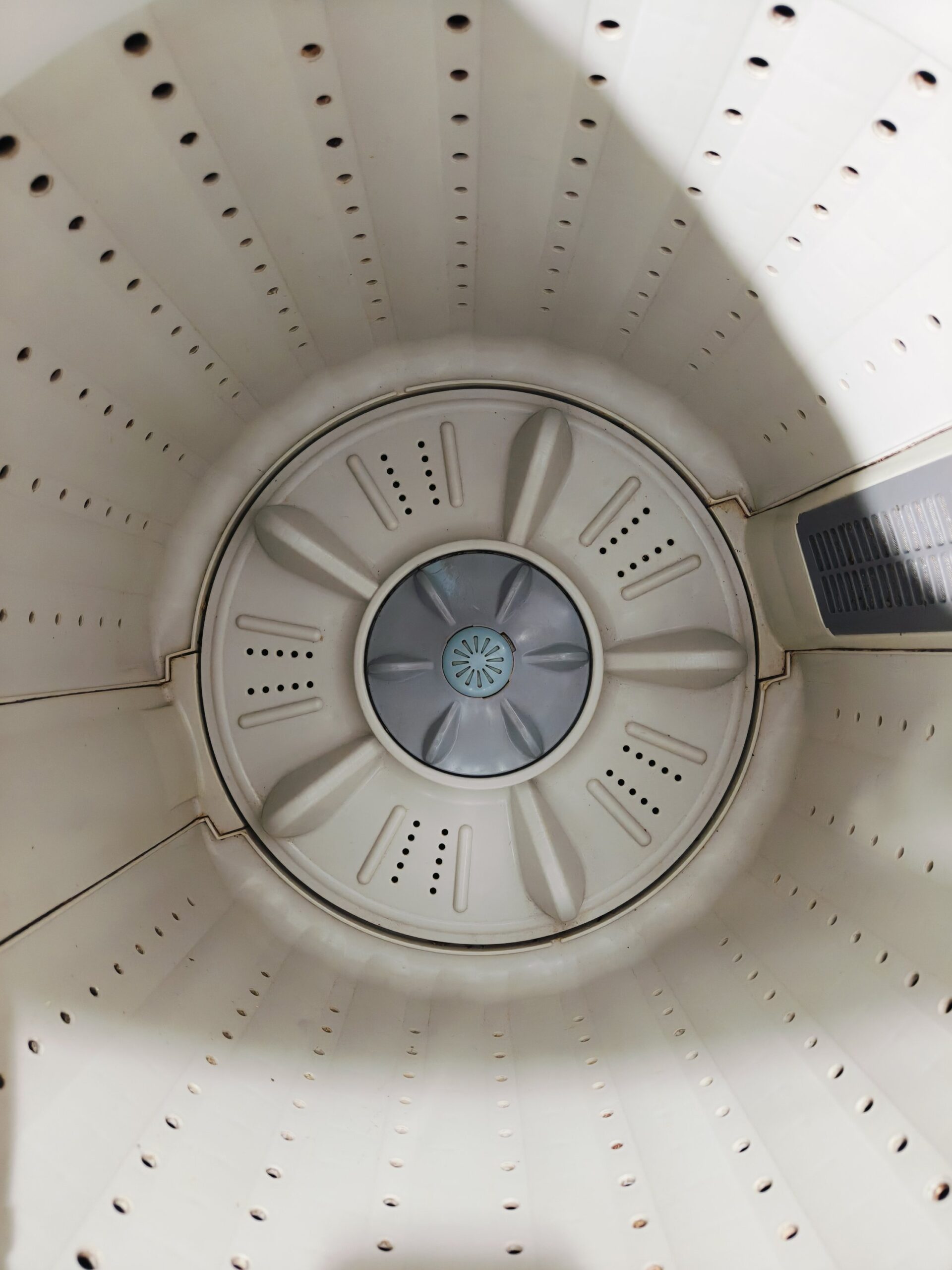 Samsung digital fuzzy logic 6.2 kg with fiber drum fully automatic top load used washing machine - Image 3