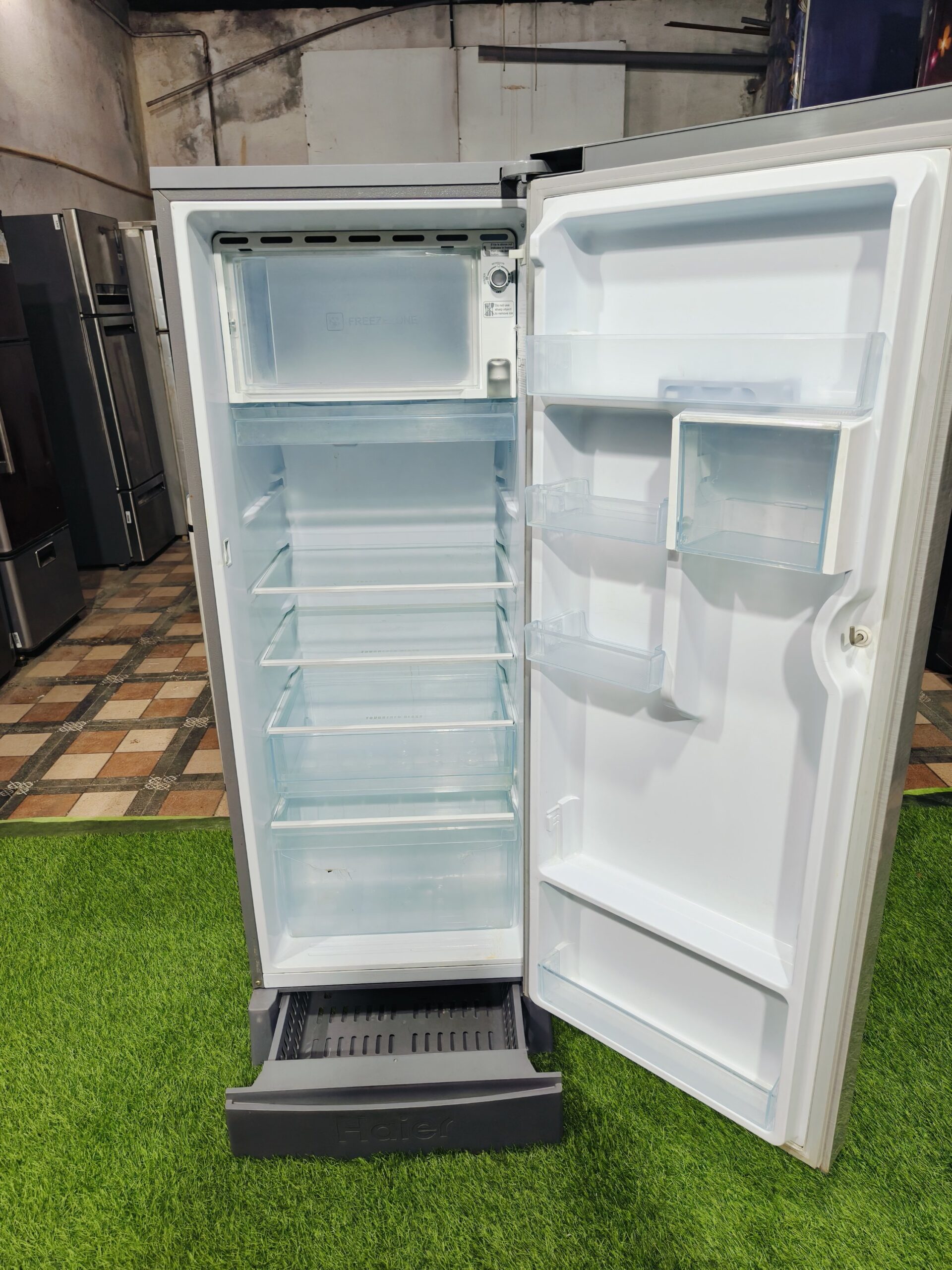 Haier 4 star energy rating works without stabilizer 220 ltr flower model gently used single door with base stand and onion tray - Image 4