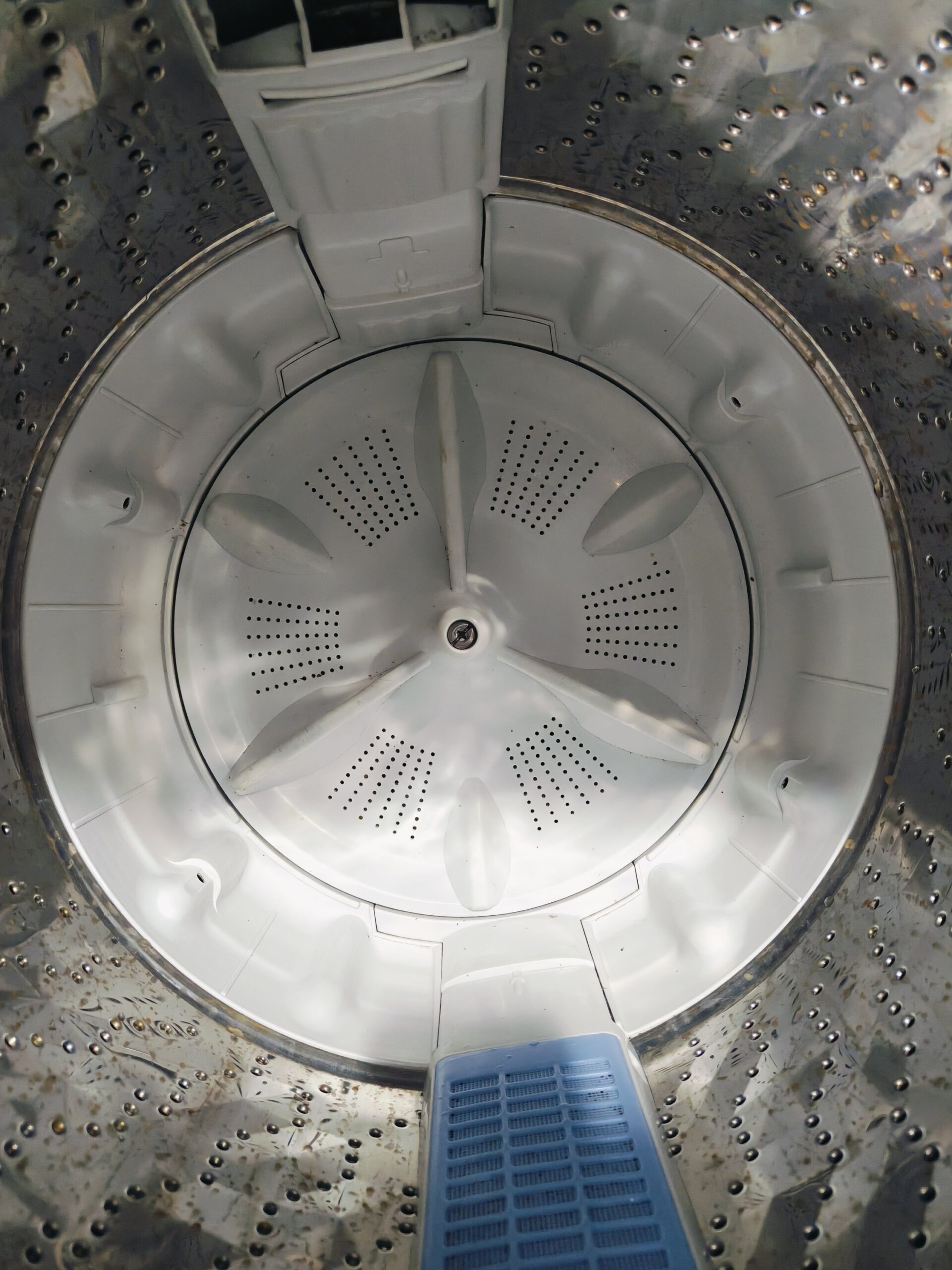 Whirlpool white magic 123 red & white in colour 6.5 kg gently used fully automatic top load washing machine - Image 3