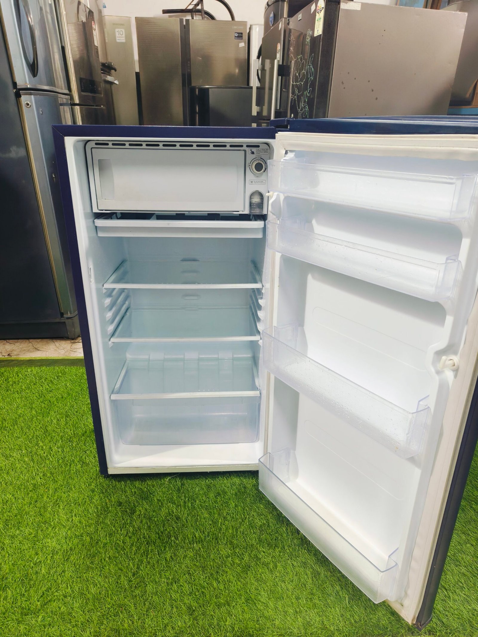Marq blue in colour like new condition 180 ltr single door refrigerator - Image 3