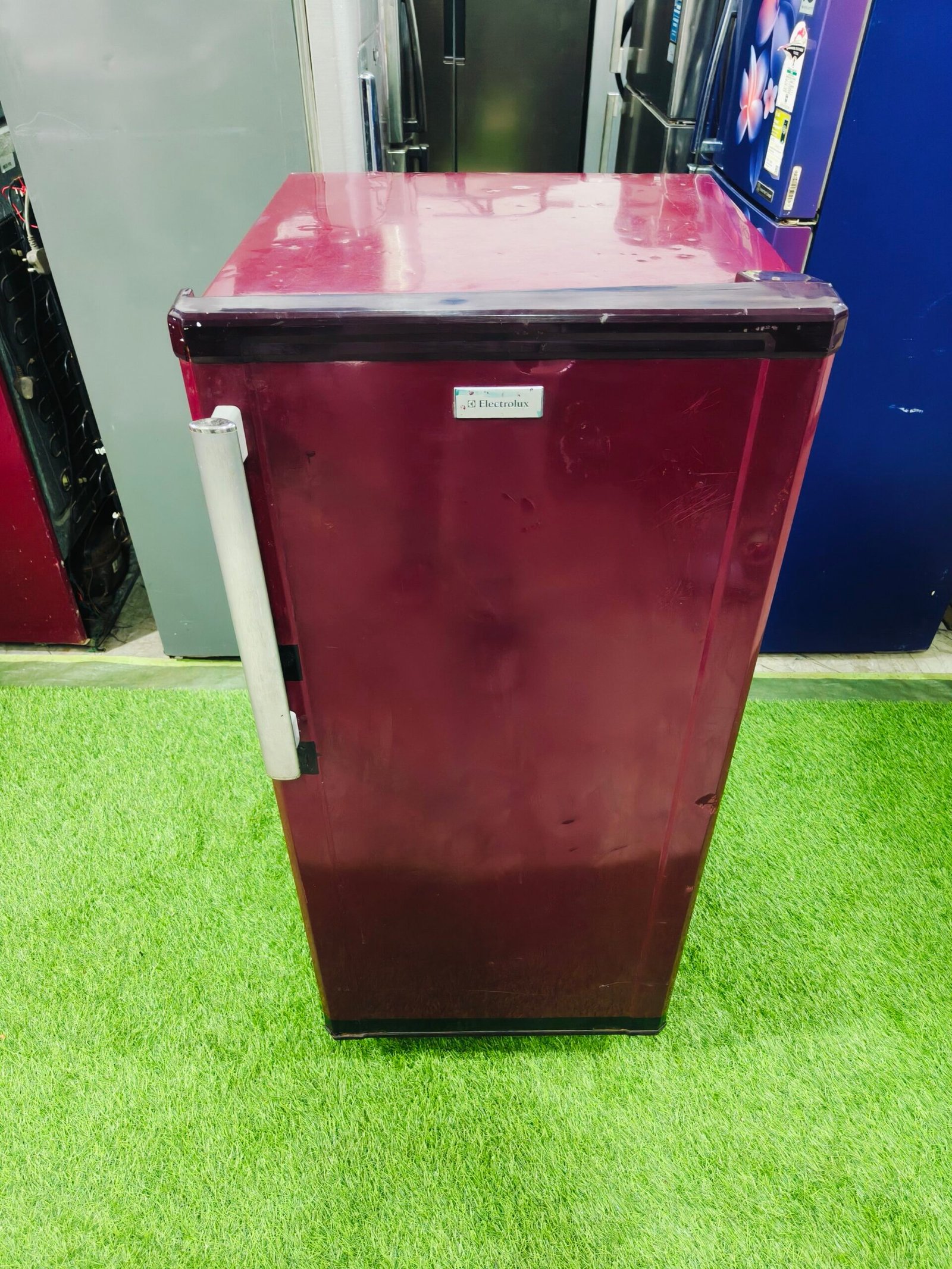 Electrolux maroon in colour 190 ltr single door used refrigerator - Image 2