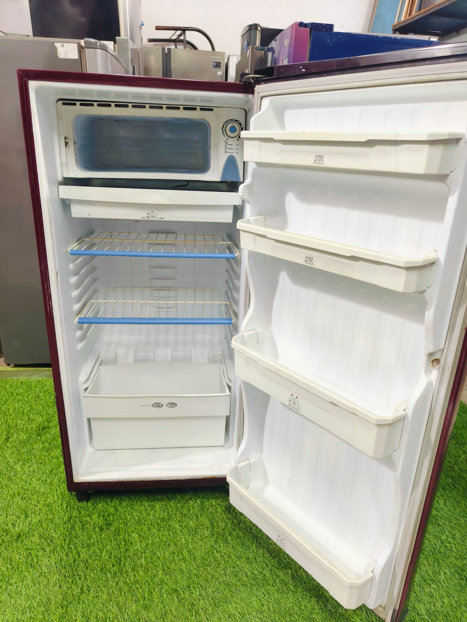 Electrolux maroon in colour 190 ltr single door used refrigerator - Image 3