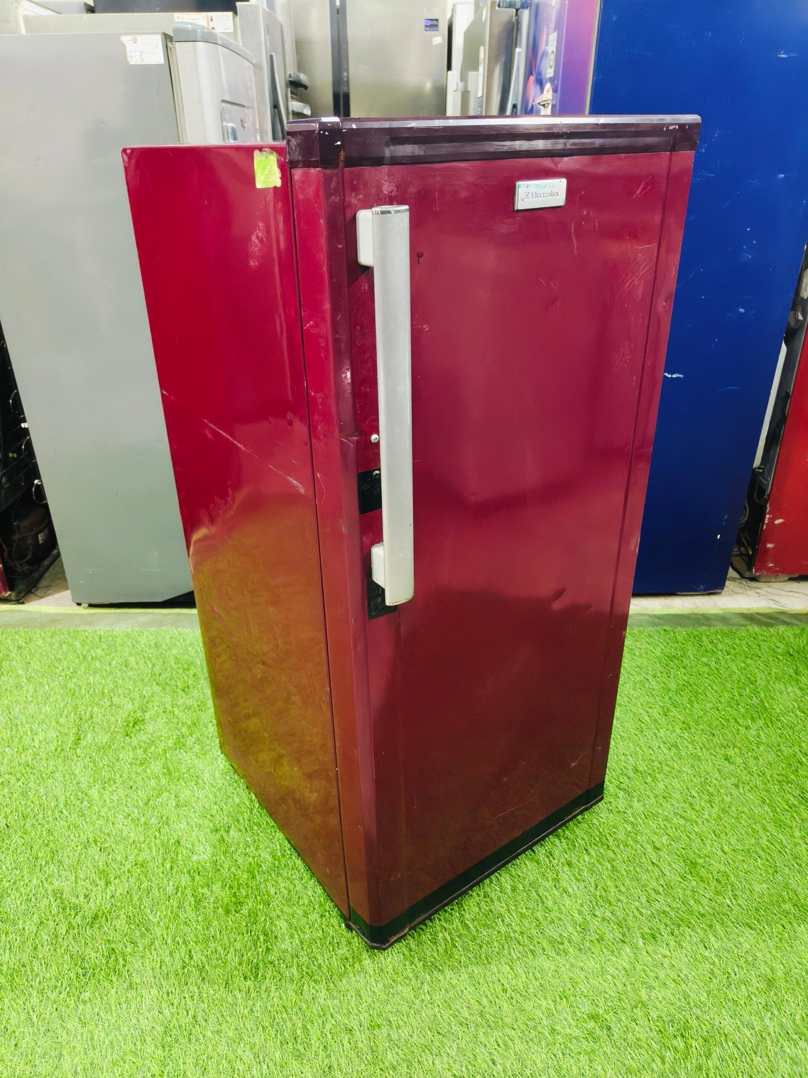 Electrolux maroon in colour 190 ltr single door used refrigerator - Image 4