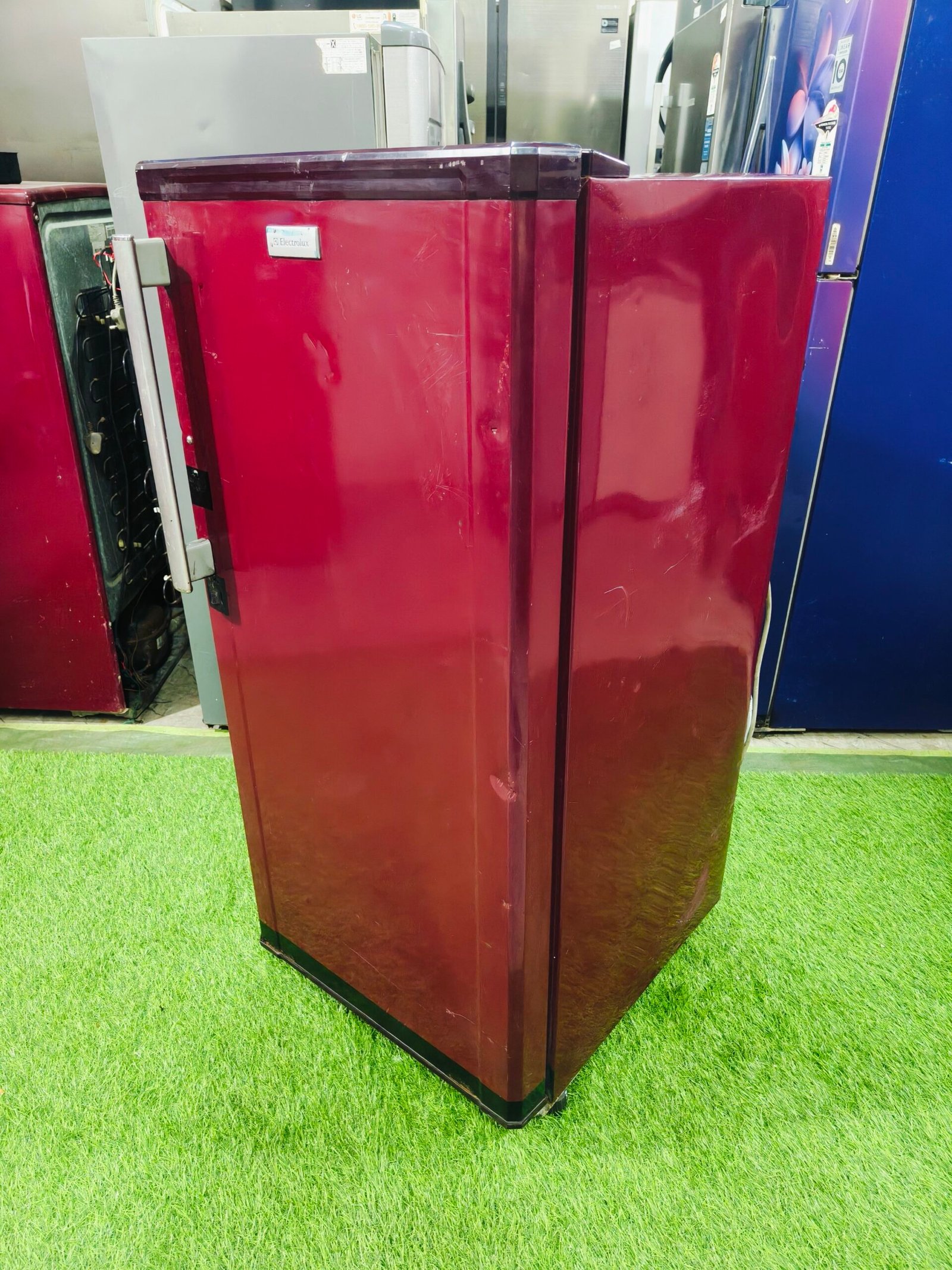 Electrolux maroon in colour 190 ltr single door used refrigerator - Image 5