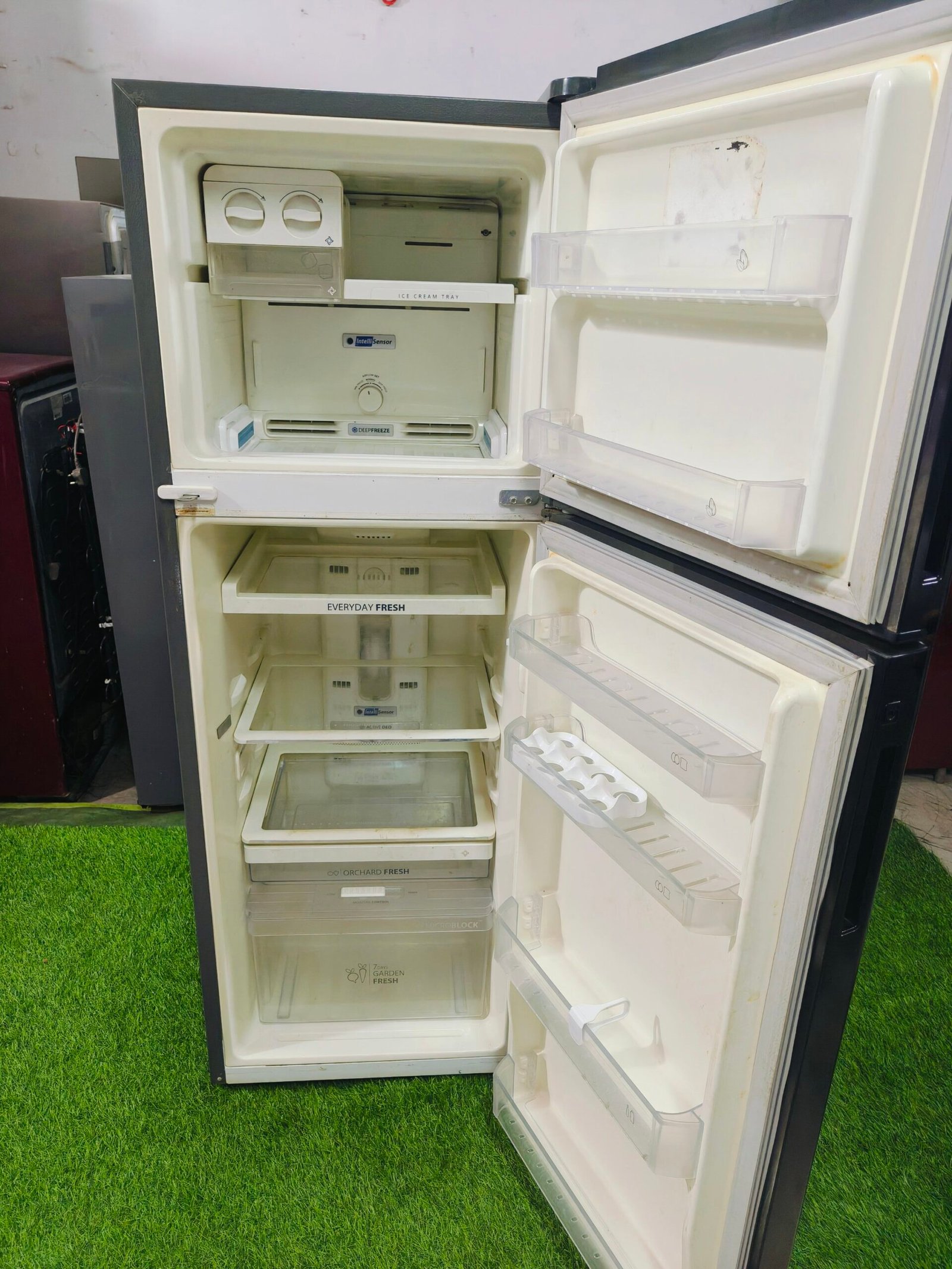 Whirlpool intellifresh 4 star energy rating steel finish 260 ltr double door refrigerator - Image 3
