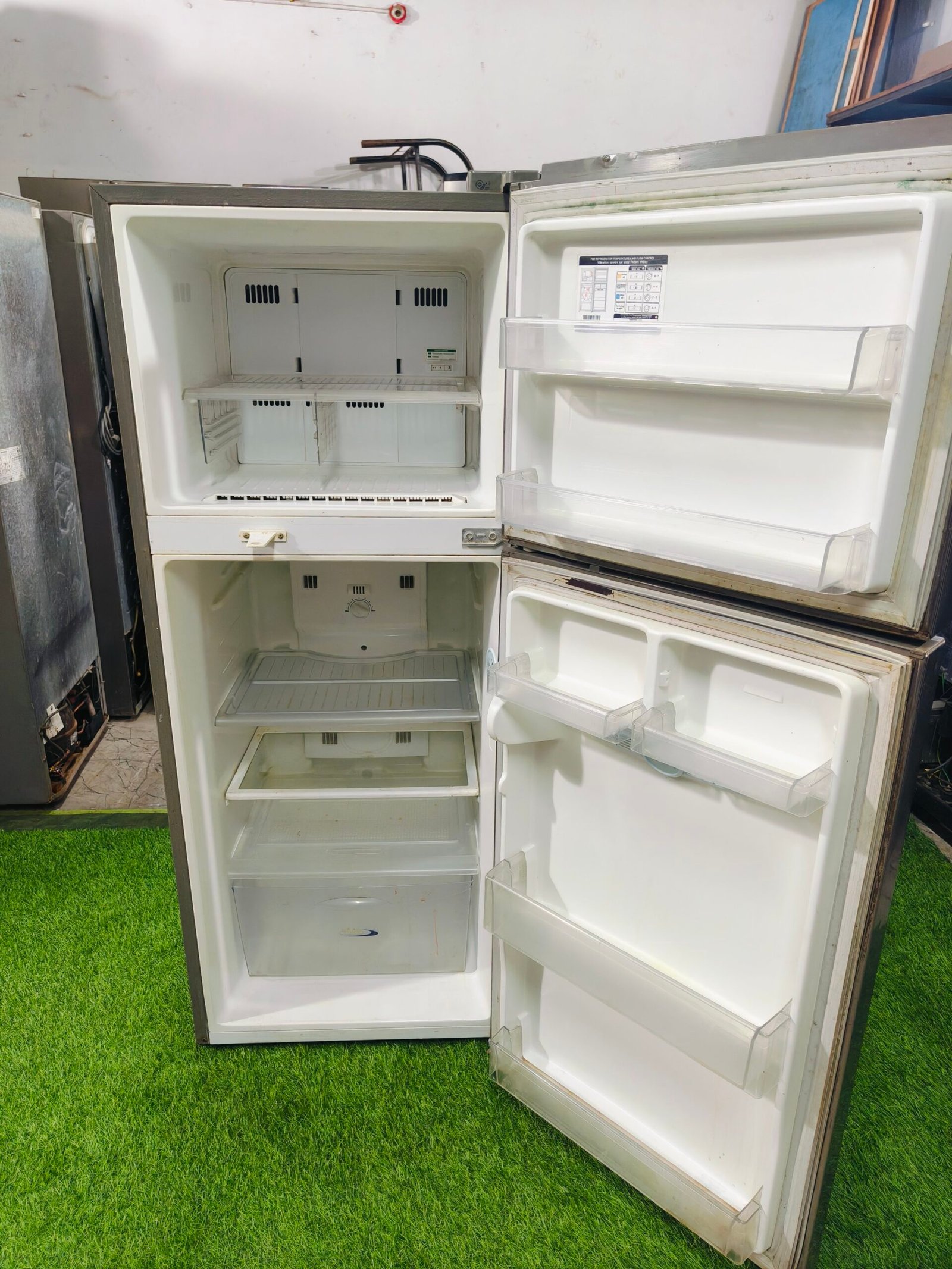 LG smart inverter steel finish 260 ltr double door used refrigerator - Image 3