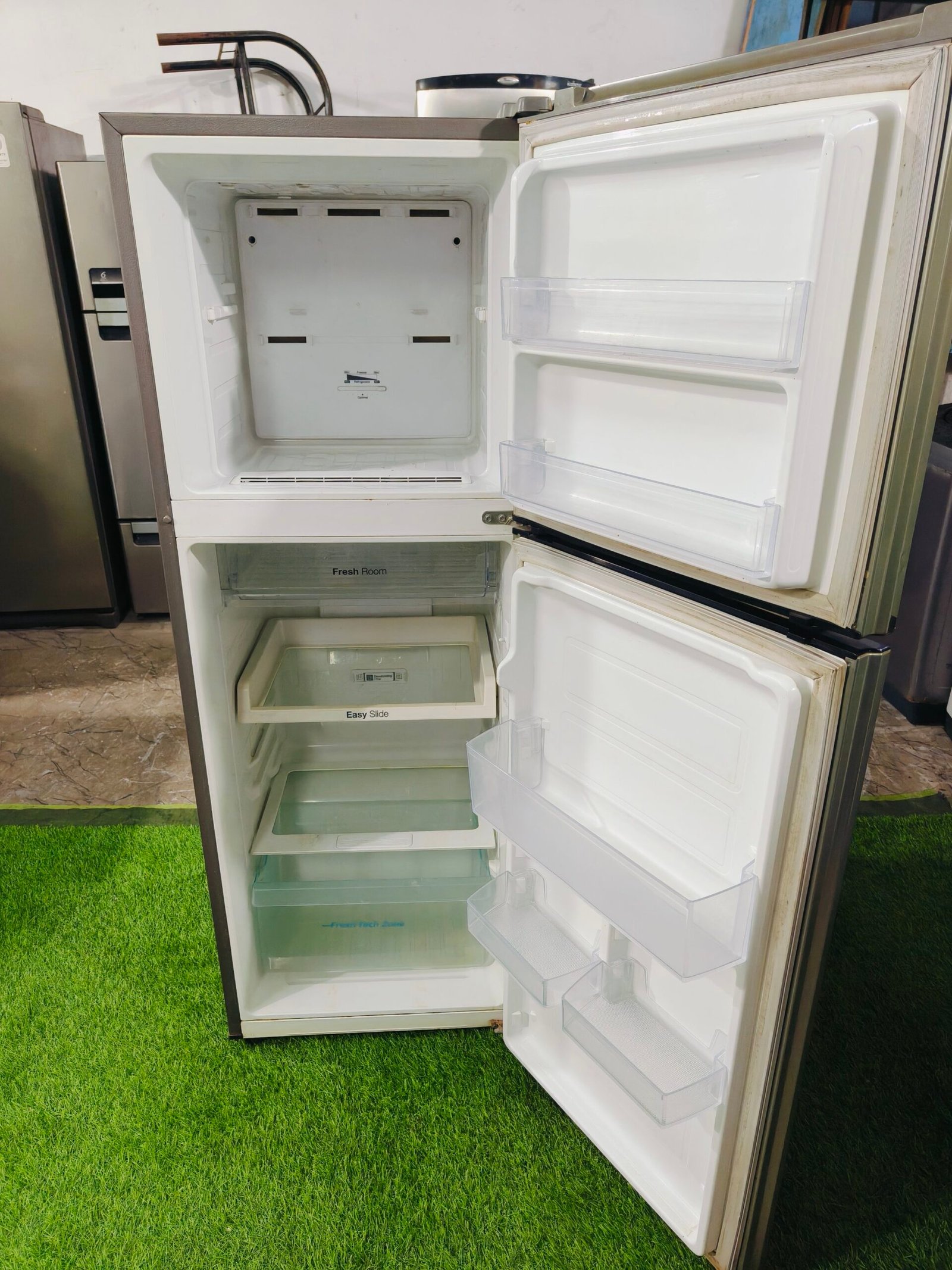 Samsung digital inverter steel finish 240 ltr double door used refrigerator - Image 3
