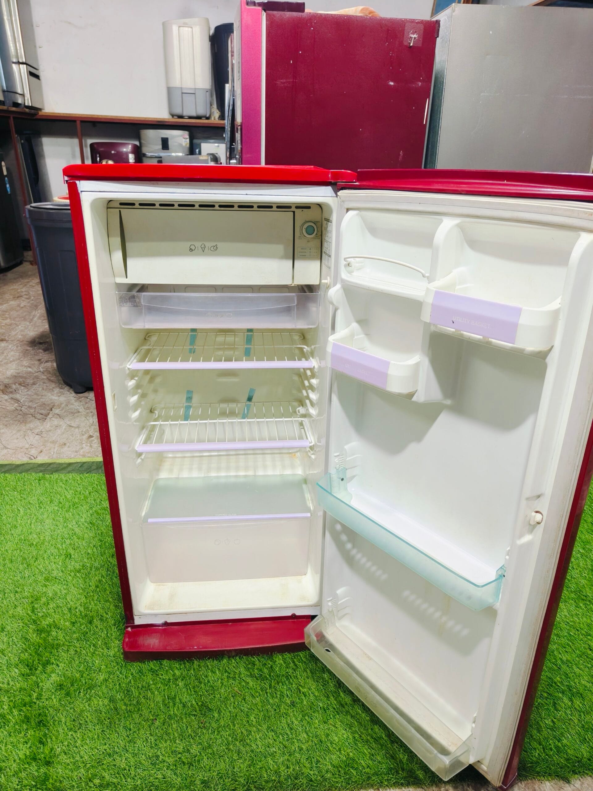 LG 4 star energy rating red in colour 190 ltr single door used refrigerator - Image 3